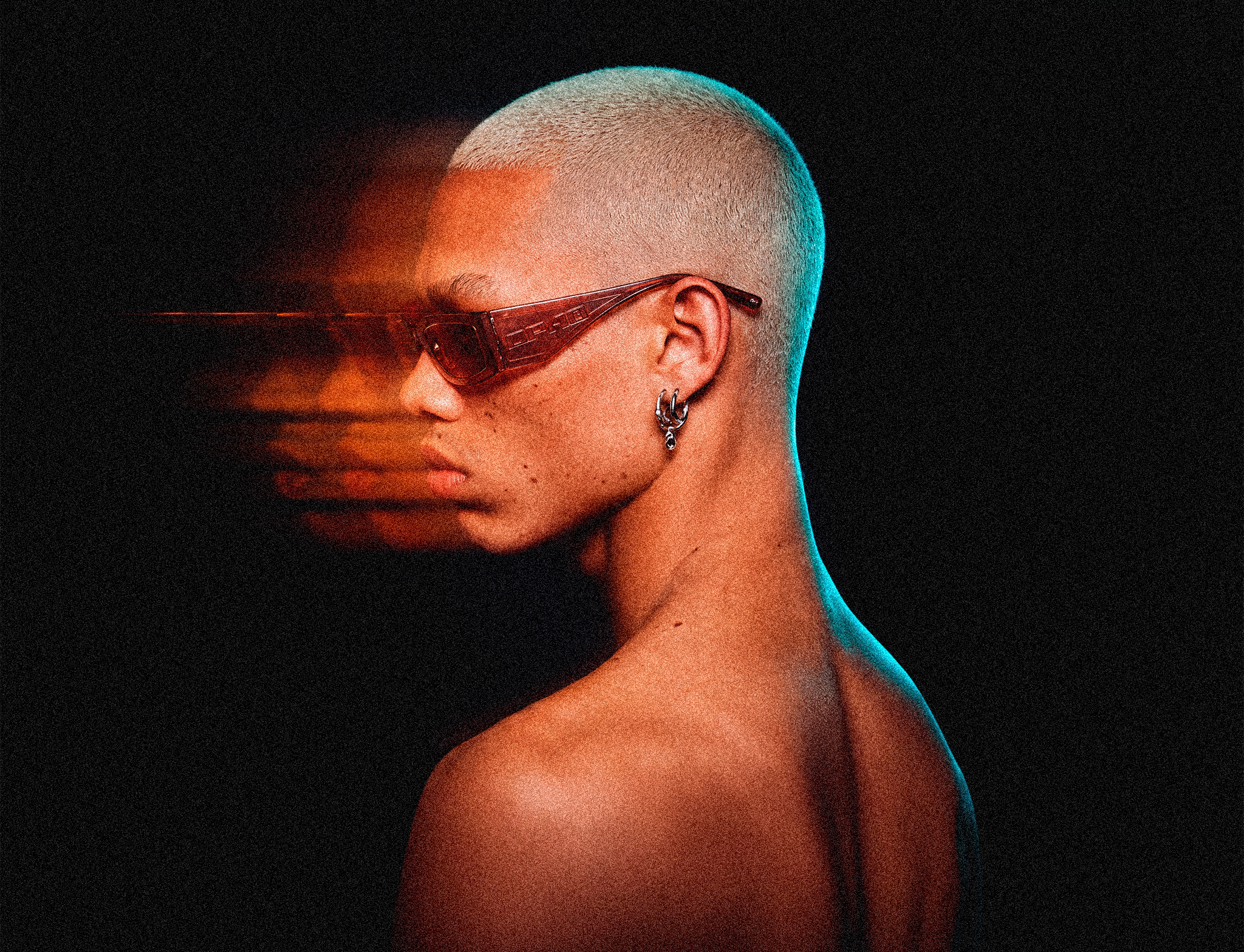 Retrato de perfil com iluminação âmbar e ciano